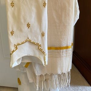 Indian outfit: Three piece Salvar set.